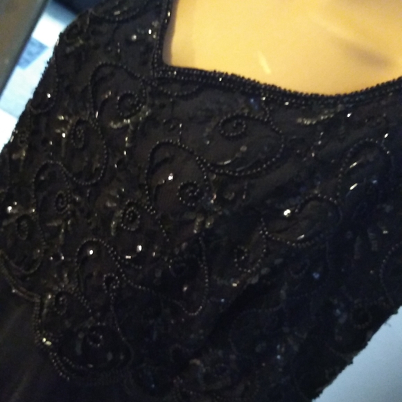 Beautiful beaded cocktail dress lined - Picture 2 of 7
